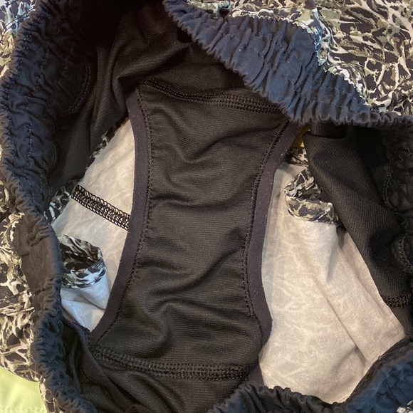 Lululemon 3.5” HR Tracker Shorts - Picture 6 of 6